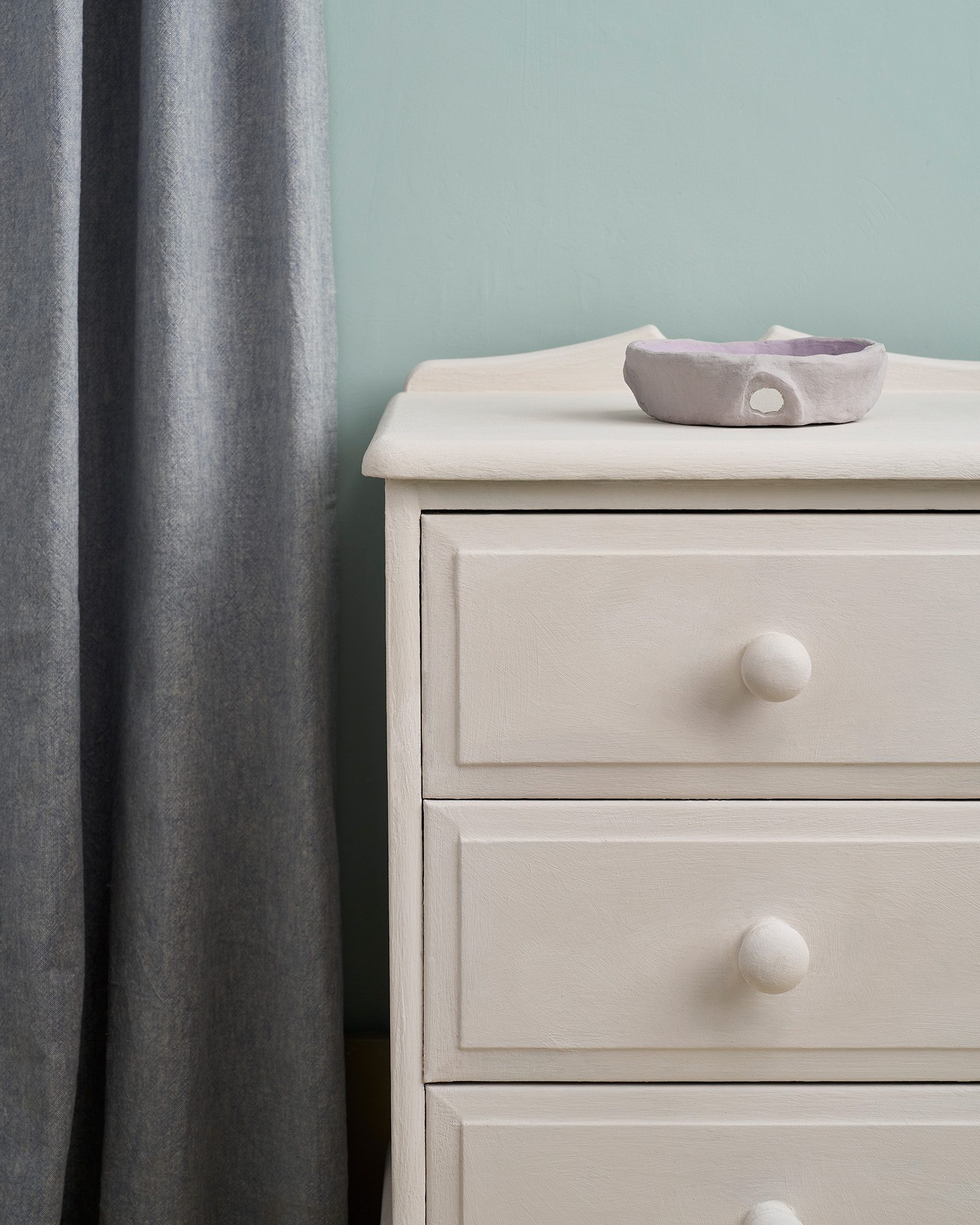 rococo white chalk paint kretafestek annie sloan komod szines fal előtt fuggony