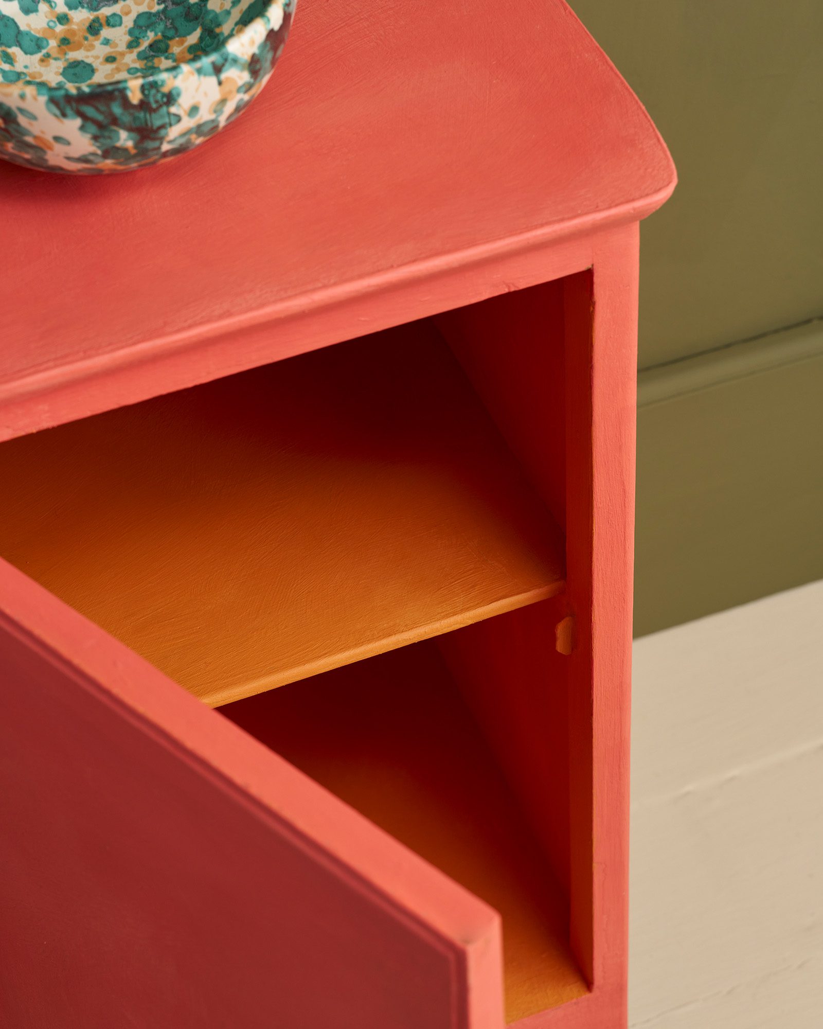 sandalwood red chalk paint kretafestek annie sloan komód részlet Olive fal