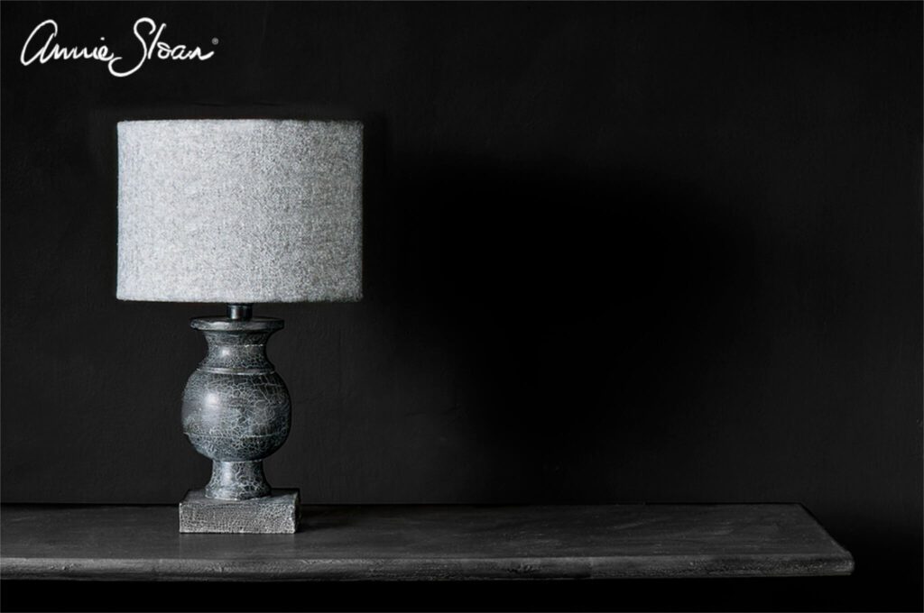 Annie Sloan repesztolakk hasznalata Craqueleur lampa Graphite White Wax butorszovet Linen Union Graphite Old White fekvokep