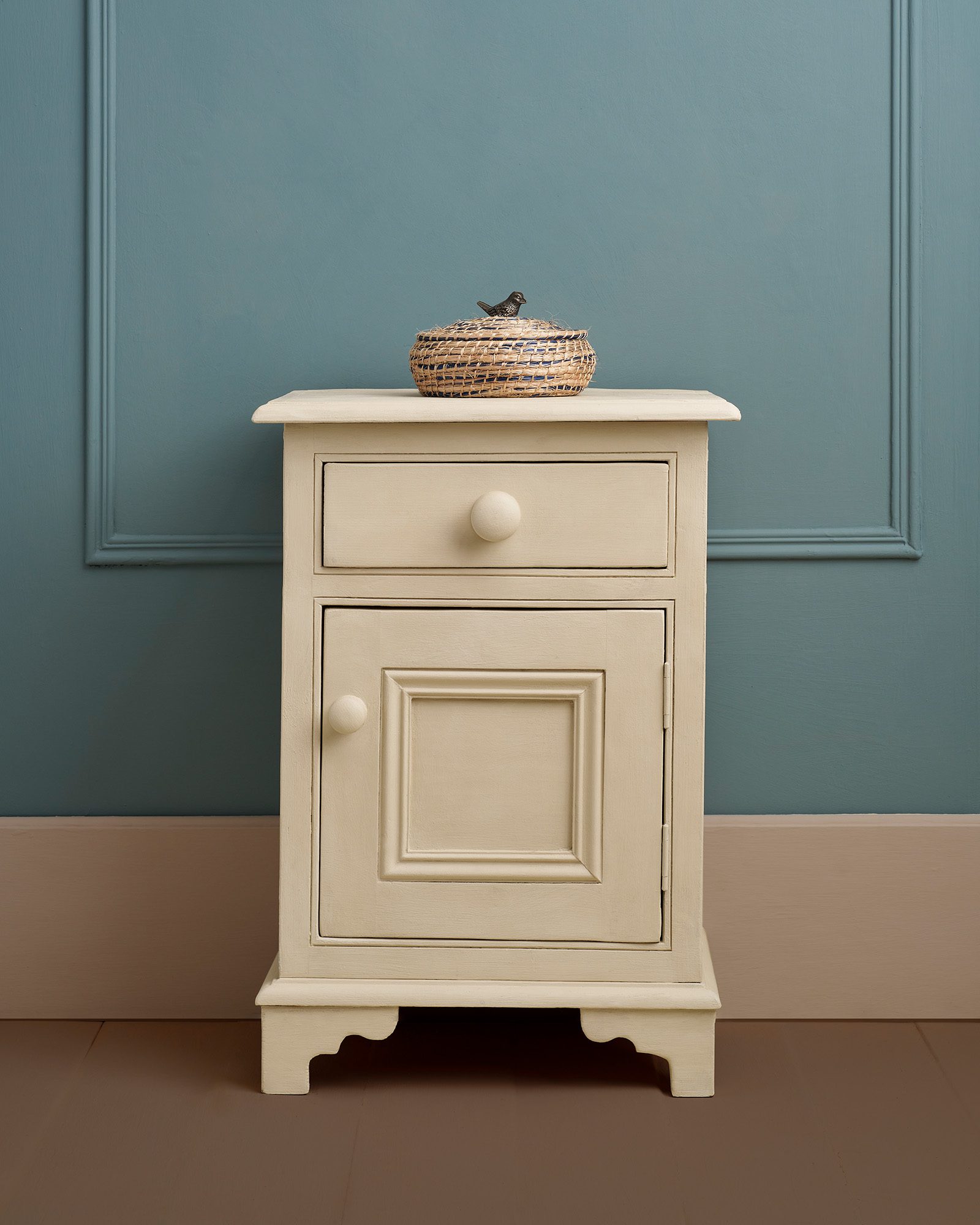 Canvas chalk paint kretafestek annie sloan éjjeliszekreny szines fal előtt