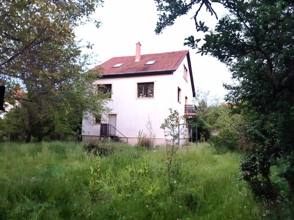 Kismaros haz felujitas elotte kert nezetbol