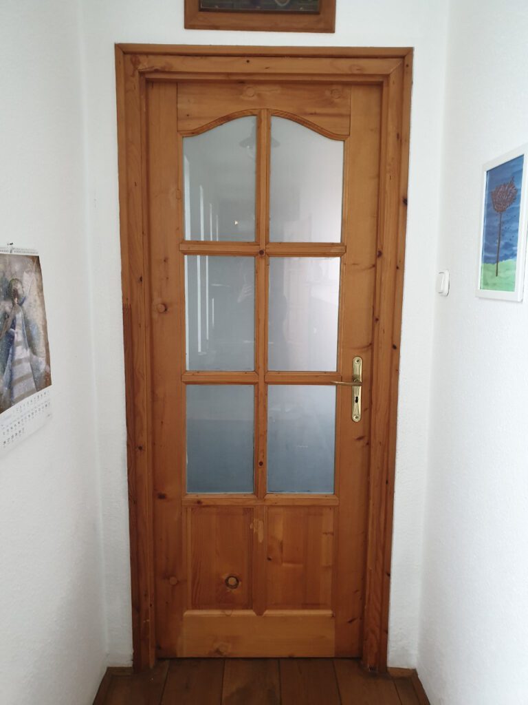 fenyo fa ajto lakkozott festes elott