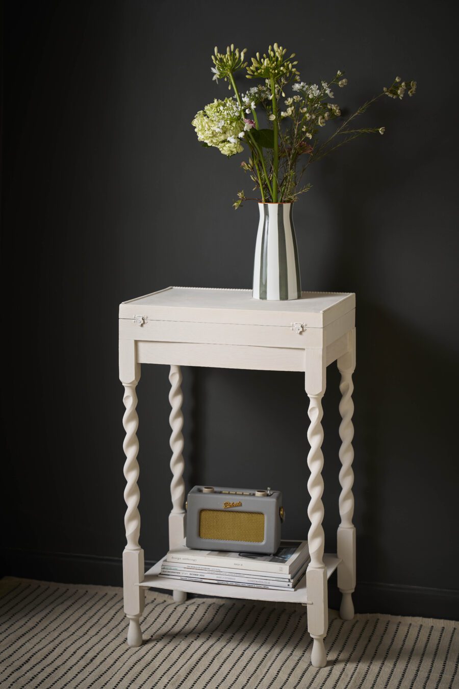 rococo white chalk paint kretafestek annie sloan sidetable sötét fal előtt