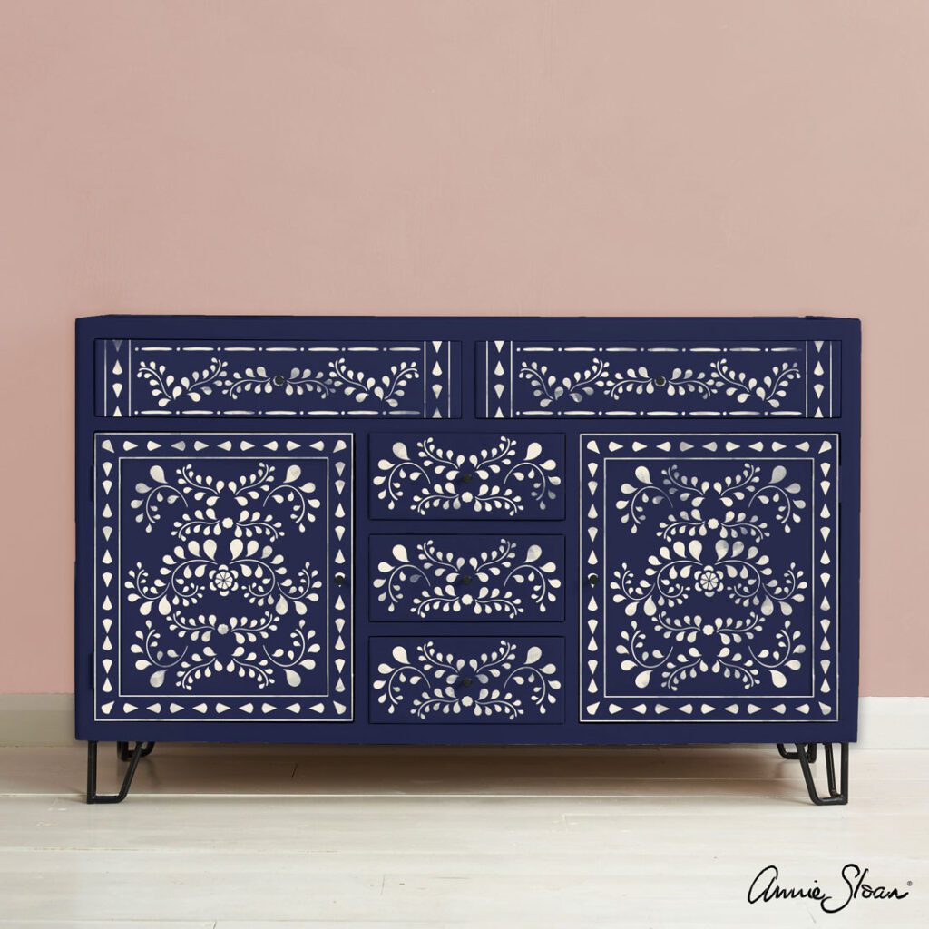 stencil Faux Bone Inlay Stencil butor Oxford Navy szinben Antoinette hatter