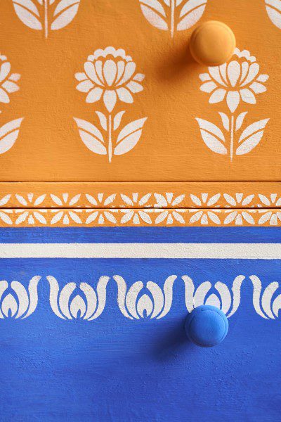 Rajasthan Stencil MINTA szekrényen közelről
