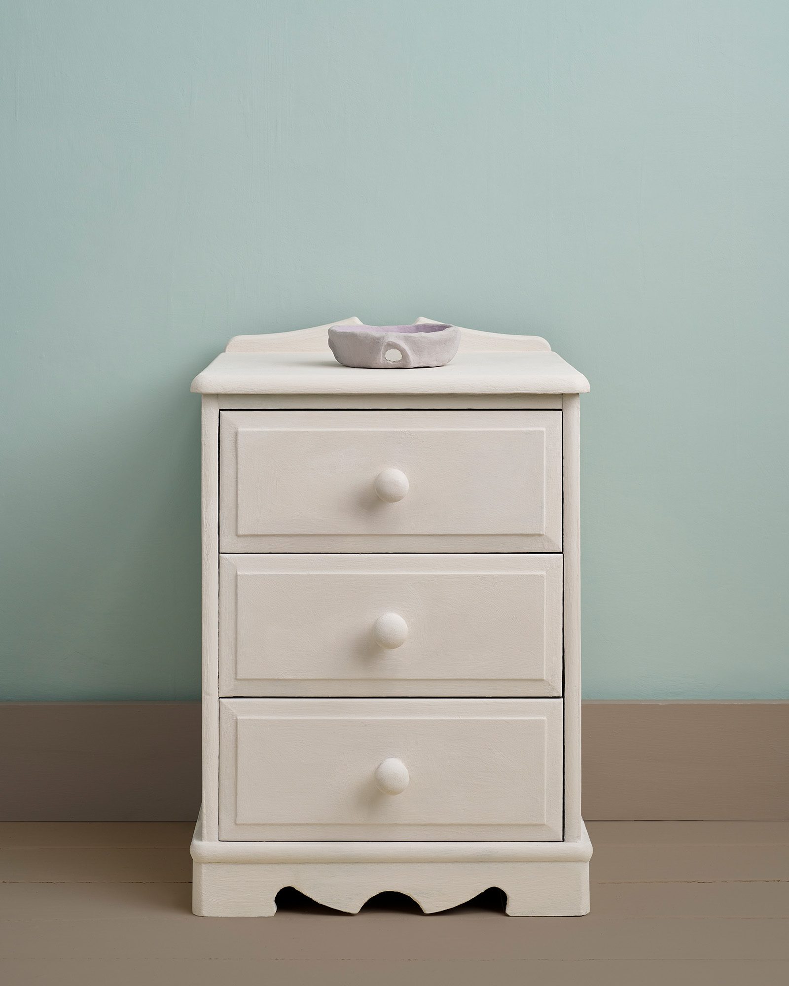 rococo white chalk paint kretafestek annie sloan komod szines fal előtt