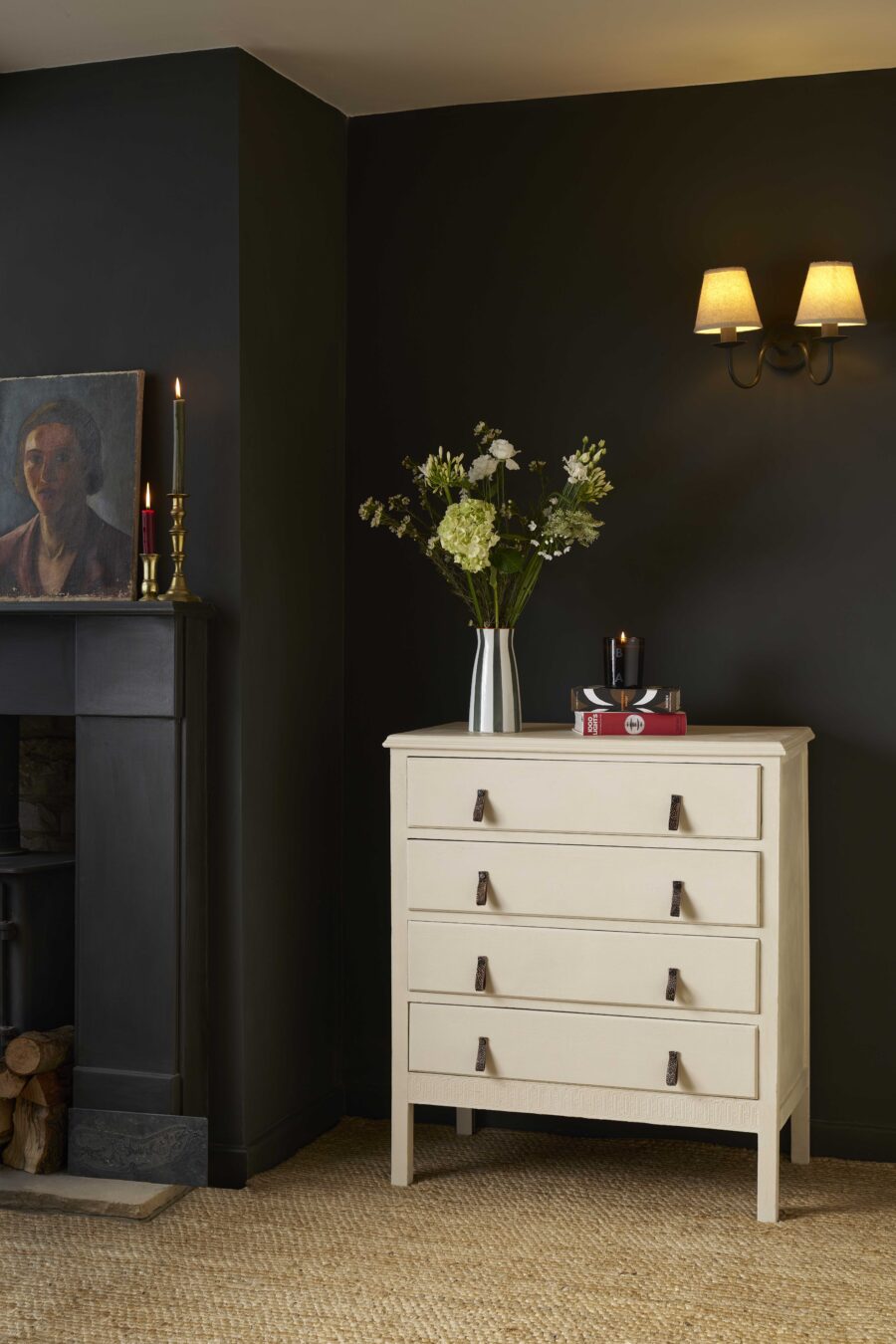 Canvas chalk paint kretafestek annie sloan komód sötét fal előtt